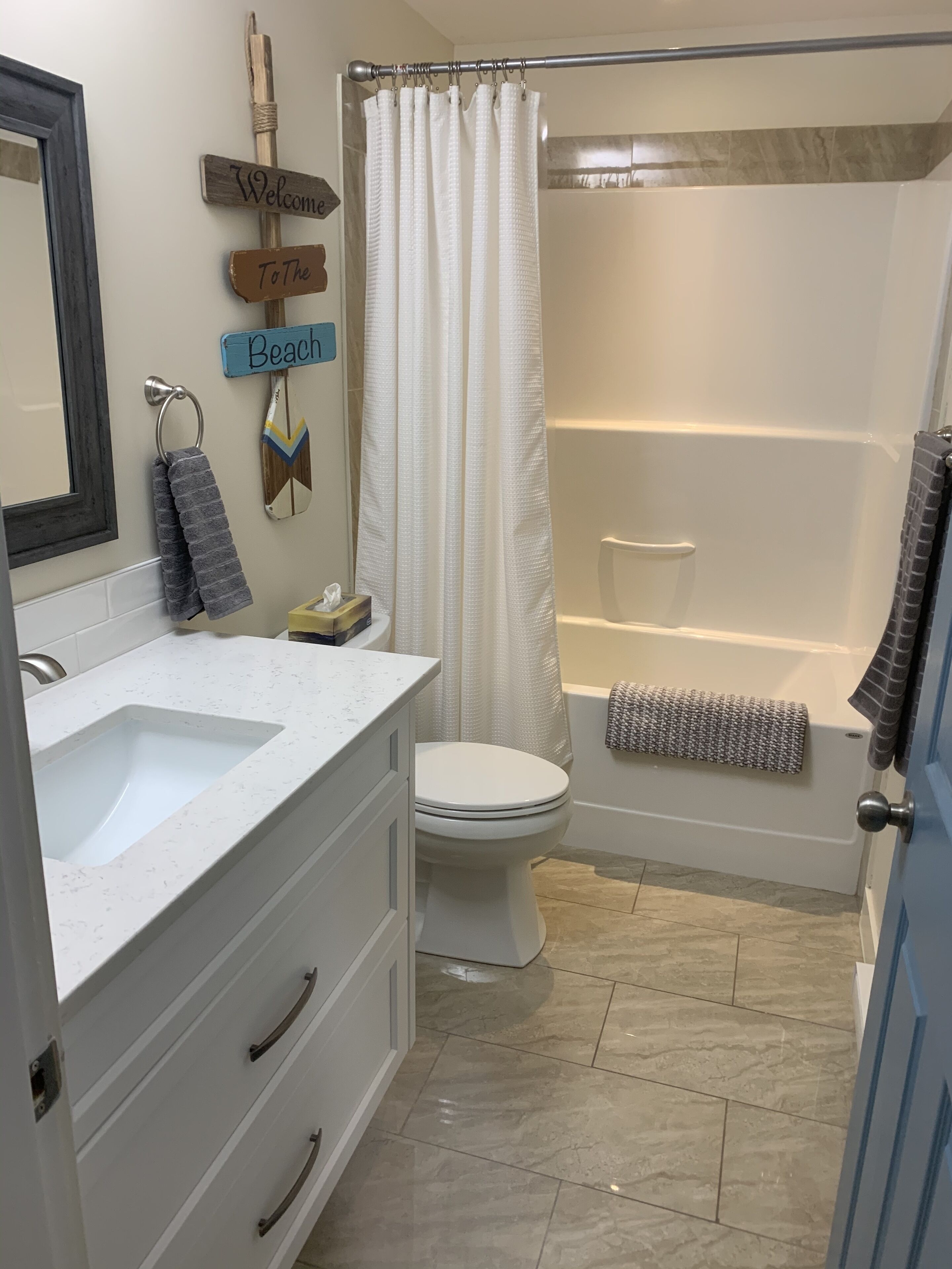 Secador de cabelo, toalhas de banho, sabonete, papel higiênico