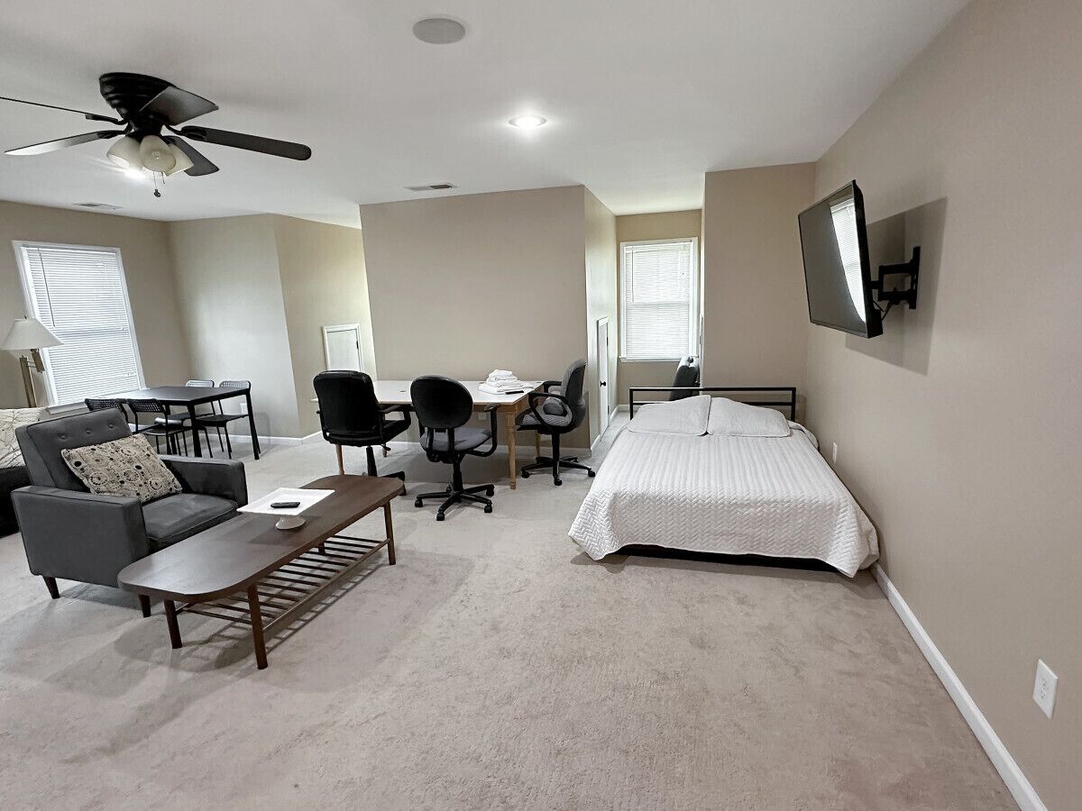 1 Schlafzimmer, Schreibtisch, Bügeleisen/Bügelbrett, Reisekinderbett