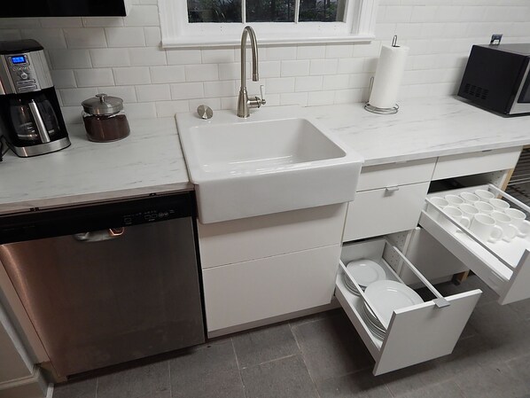 Jääkaappi, mikroaaltouuni, uuni, liesi