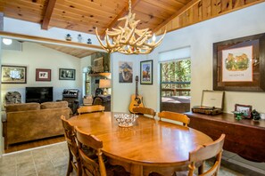 Interior - Tree Top Cabin - 2 miles to Yosemite's South Gate! (Fish Camp)