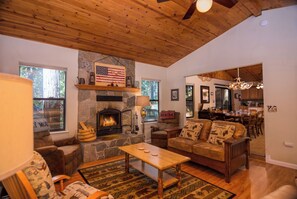 Smart TV, fireplace, DVD player, books - Tree Top Cabin - 2 miles to Yosemite's South Gate! (Fish Camp)