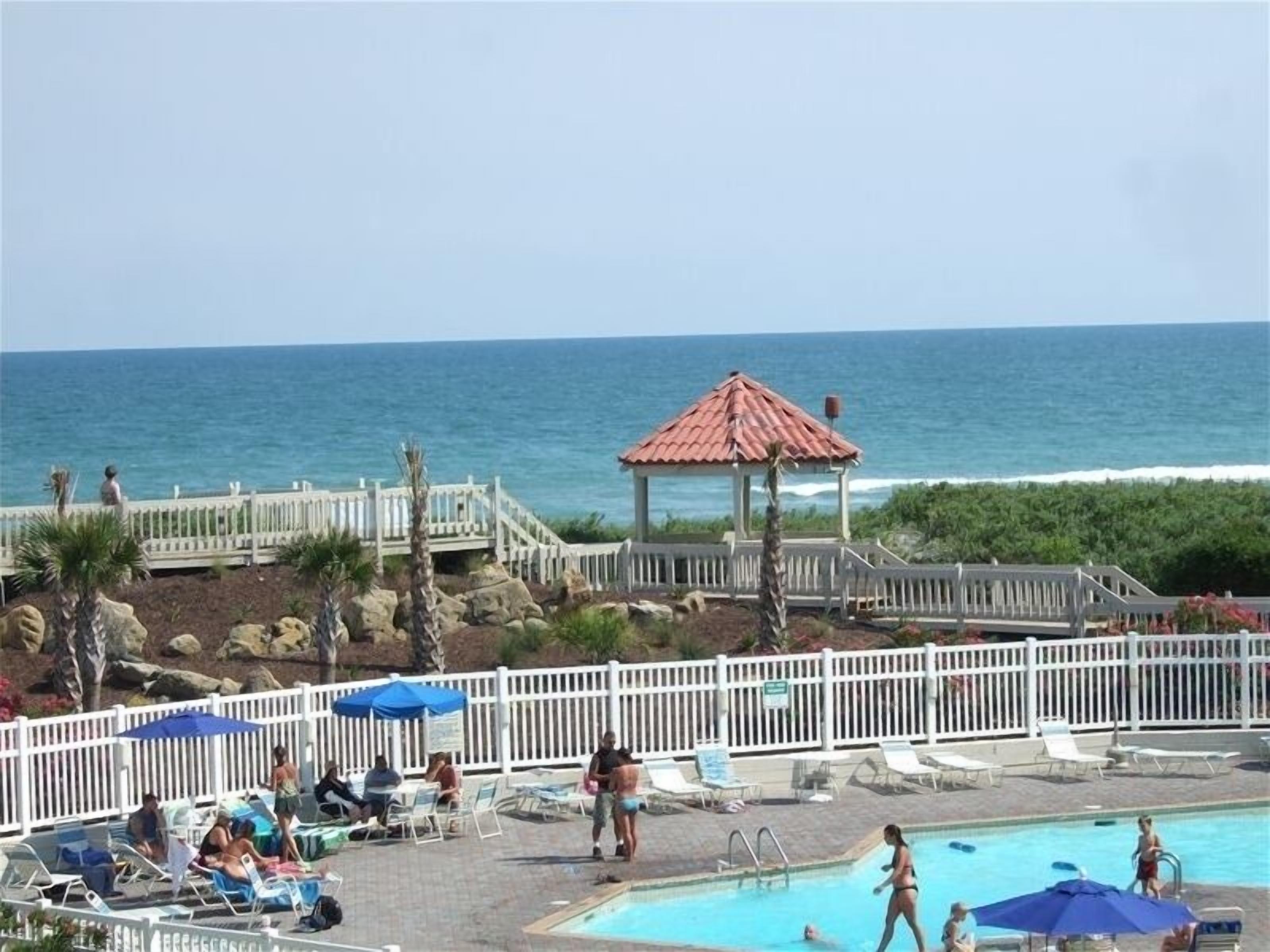 Een binnenzwembad, een buitenzwembad