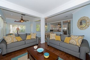 Fernseher, DVD-Player, Bücher, Videothek