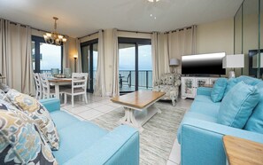 Een flatscreentelevisie en een stereo