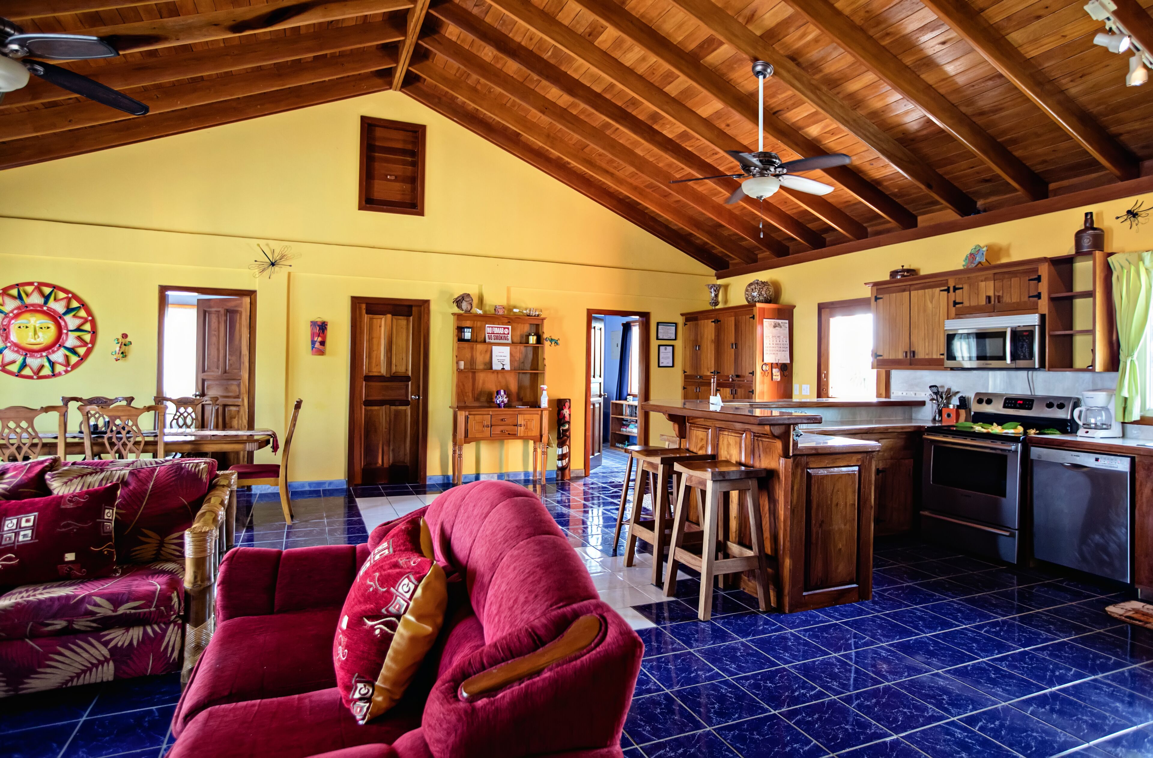 Una Smart TV, un reproductor de DVD, libros, una biblioteca de música