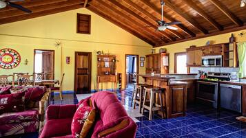 Una Smart TV, un reproductor de DVD, libros, una biblioteca de música