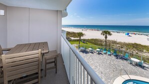 Ein Balkon mit Blick auf Strand und Pool.
