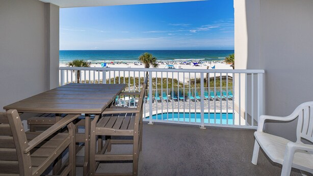 Ein Balkon mit Blick auf Strand und Pool.