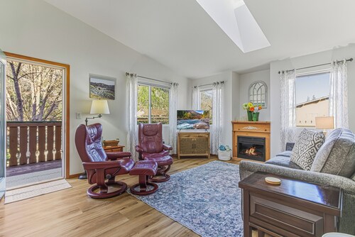 Fully Updated & Spotless / Walk to Downtown, Coaster, Festivities