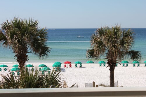 DIRECTO FRENTE AL MAR Sterling Sands 211 ¡Sillas de playa y sombrilla incluidas!