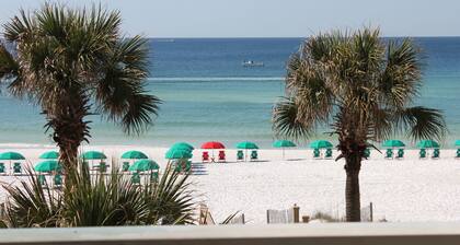 DIRECTO FRENTE AL MAR Sterling Sands 211 ¡Sillas de playa y sombrilla incluidas!