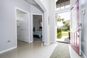 4 habitaciones, tabla de planchar con plancha, cuna de viaje y wifi