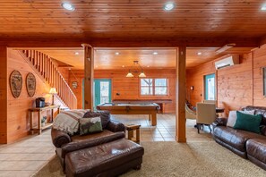 Smart TV, fireplace, video-game console, DVD player - Rosey Outlook - Hot Tub, Great Views, Pool Table, between Boone & Blowing Rock (Boone)