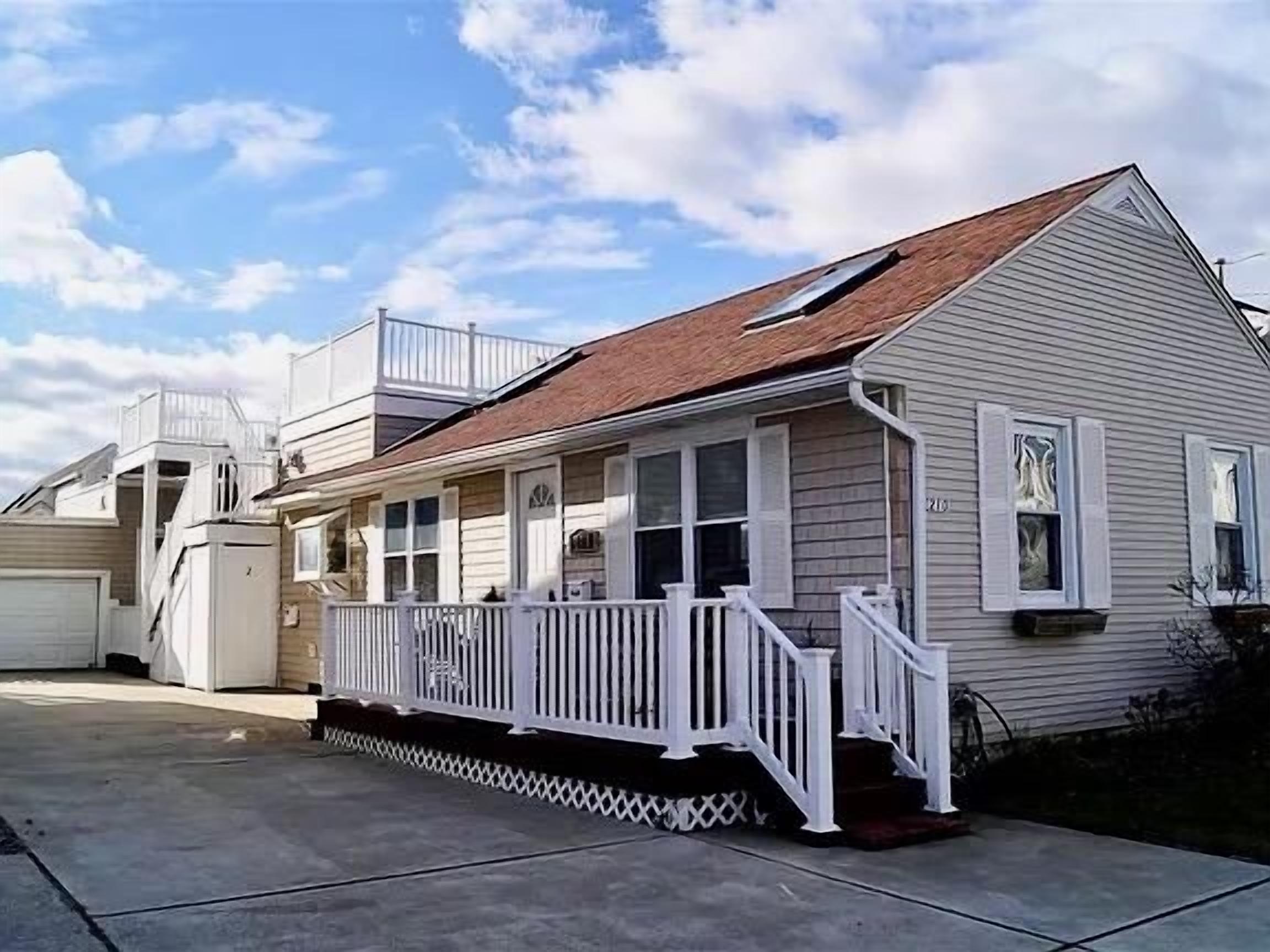 Beach House, Steps from the Beach! Back property      