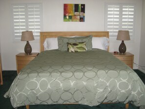 3 soverom, skrivebord, strykejern/-brett og reiseseng for barn