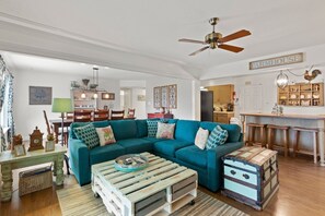 Een televisie en een open haard