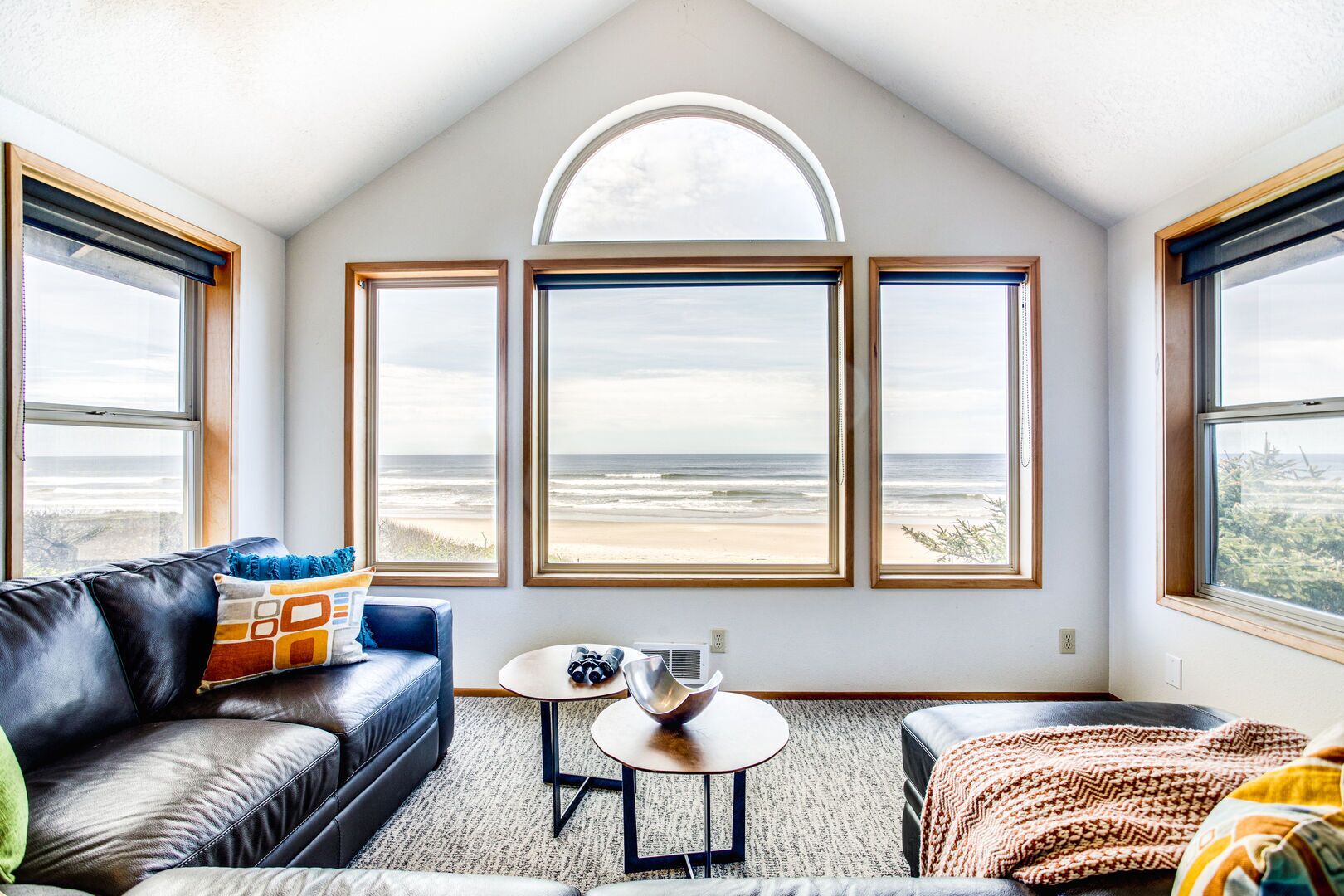 Oceanfront Home on Miles of Sandy Beach! Hot Tub / Game Room! Near Yachats!