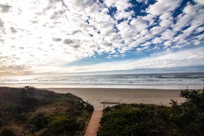 On the beach - Oceanfront Home on Miles of Sandy Beach! Hot Tub / Game Room! Near Yachats! (Yachats)