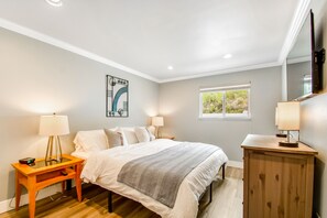 3 bedrooms, internet, bed sheets - Lakeview condo with WiFi, laundry, and easy town access (Chelan)