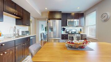 Refrigerador, microondas, horno, placa de cocina