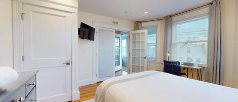 5 soverom, skrivebord, strykejern/-brett og reiseseng for barn