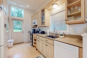 Jääkaappi, mikroaaltouuni, uuni, liesi