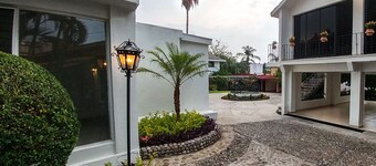 Beautiful and private Bungalow surrounded by trees