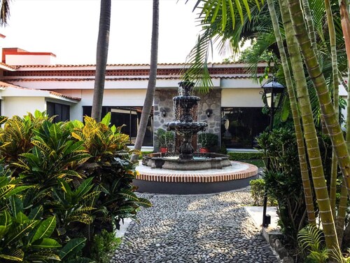 Beautiful and private Bungalow surrounded by trees