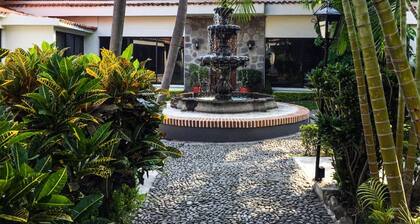 Beautiful and private Bungalow surrounded by trees