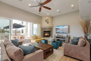 Kamin, Stereoanlage, Arbeitsbereiche