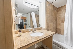 Combined shower/bathtub, jetted bath, hair dryer, towels