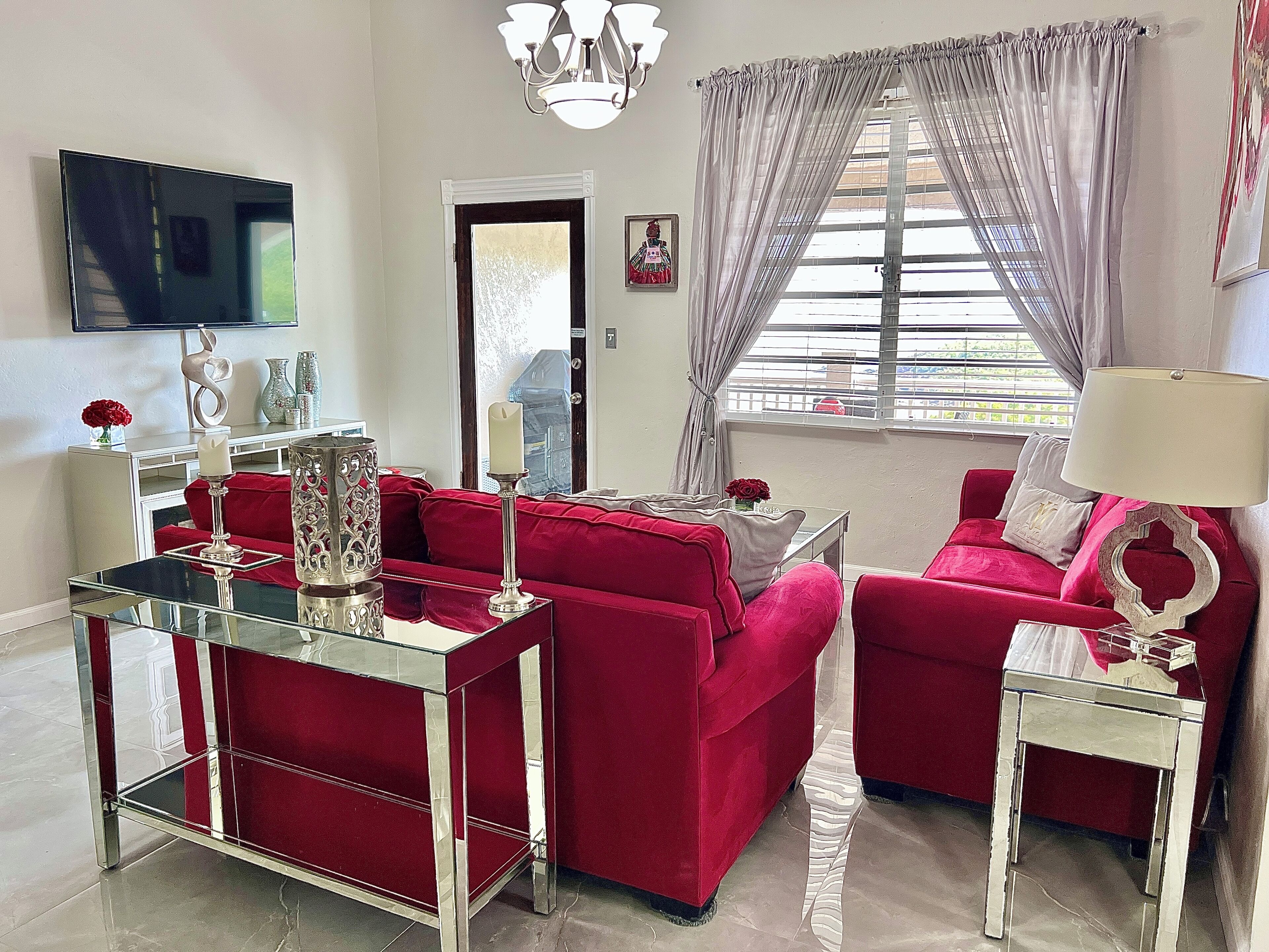 Fernseher, DVD-Player, Bücher