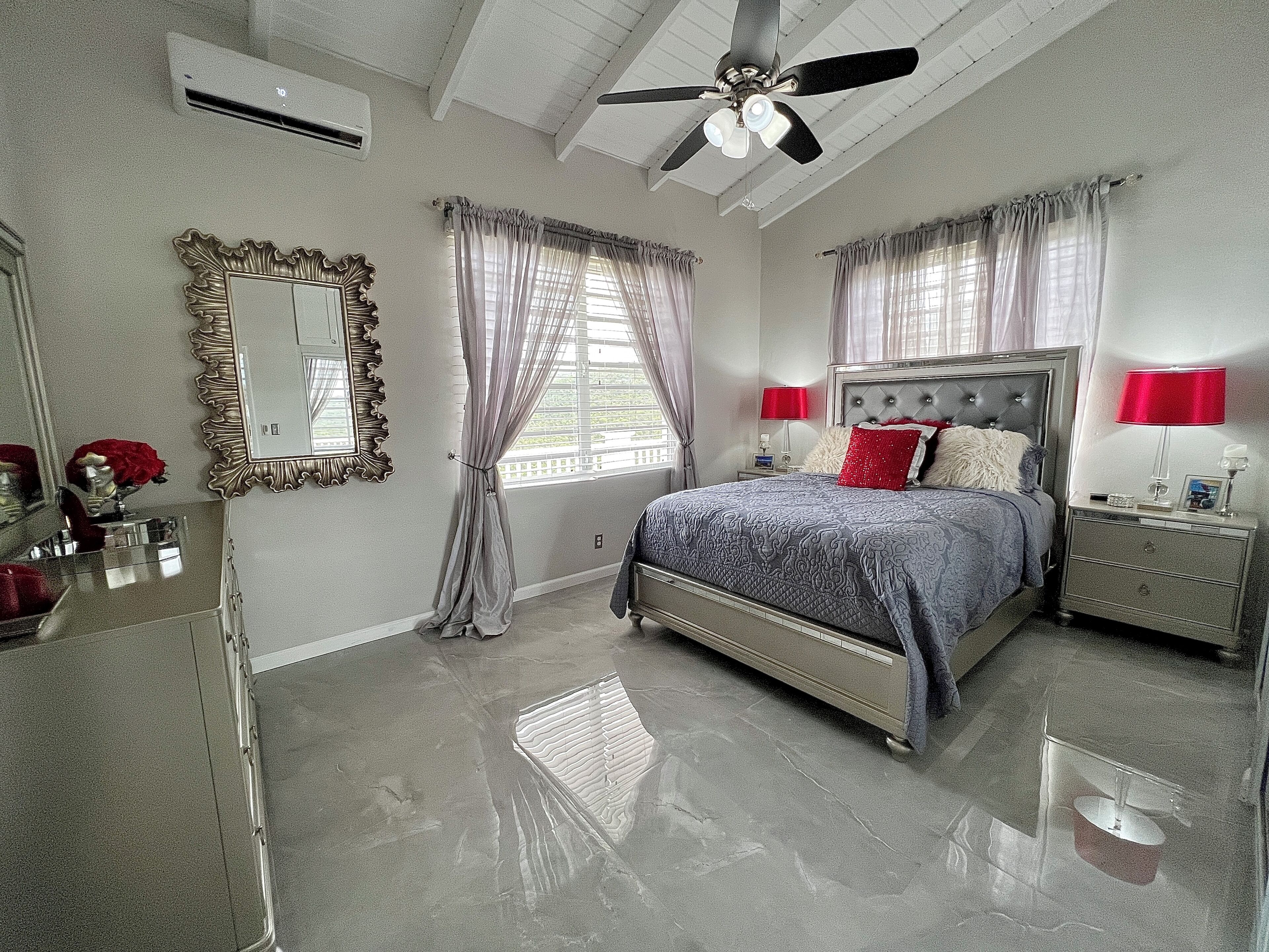 2 Schlafzimmer, Schreibtisch, Bügeleisen/Bügelbrett, Reisekinderbett