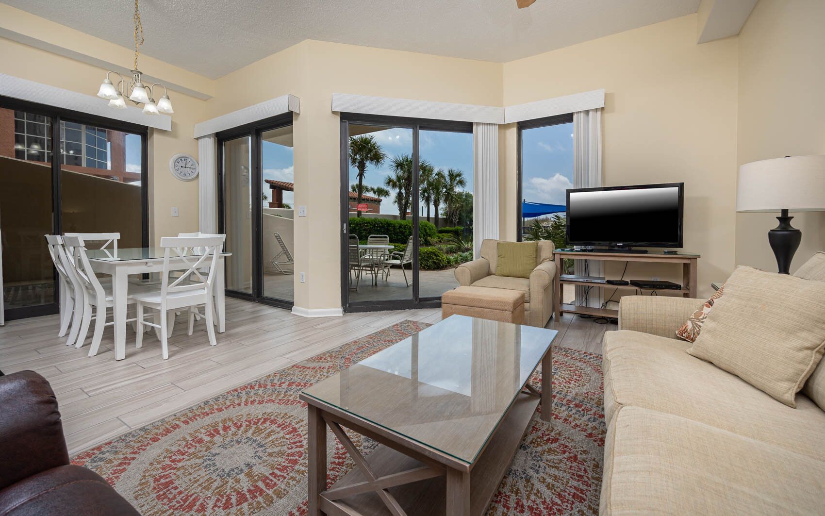 Télévision à écran plat, chaîne hi-fi