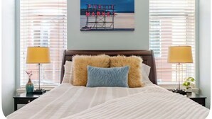 2 bedrooms, iron/ironing board, travel crib, WiFi (free) - Downtown, 2 BR,WATER VIEW. 98% Walk Score! FREE Parking, Pool, sauna,weight room (Seattle)