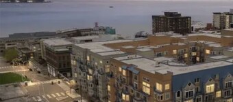 2 BR, Downtown, WATER VIEW. 98% Walk Score! FREE Pkg-Hot Tub, Pool, weight room 
