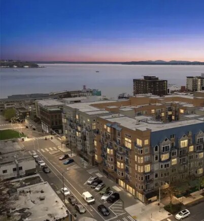 2 BR, Downtown, WATER VIEW. 98% Walk Score! FREE Pkg-Hot Tub, Pool, weight room 