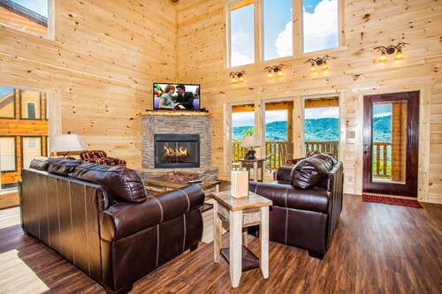 5 Miles to Gatlinburg! Indoor Heated Pool/ Theater Room/ Hot tub/ Amazing Views!