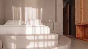 Superior Double Room | Peti besi dalam bilik, meja, cadar katil 