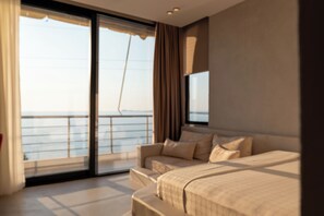 高级双人房 | 客房内保险箱、办公桌、床单