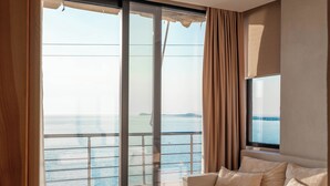 Superior Double Room | Peti besi dalam bilik, meja, cadar katil 
