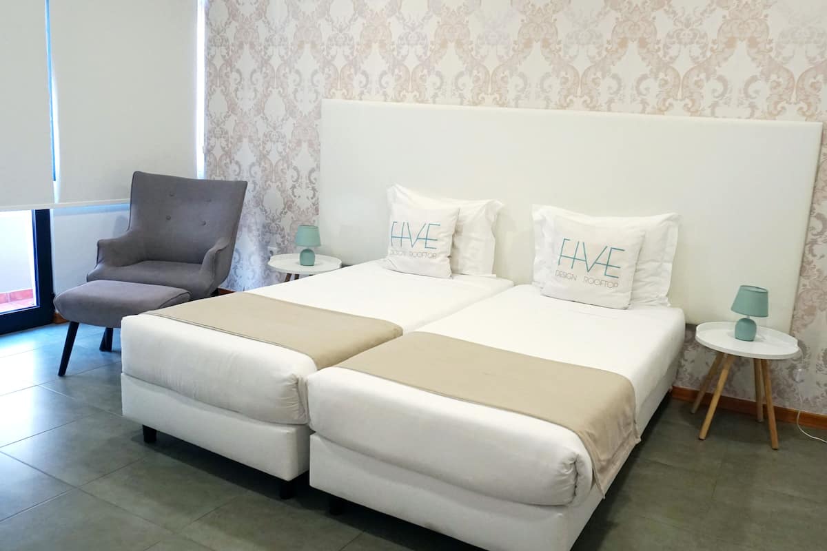 Deluxe Studio, Kitchenette | 1 bedroom, in-room safe, blackout drapes, soundproofing