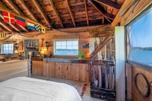 2 bedrooms, desk, travel cot, WiFi