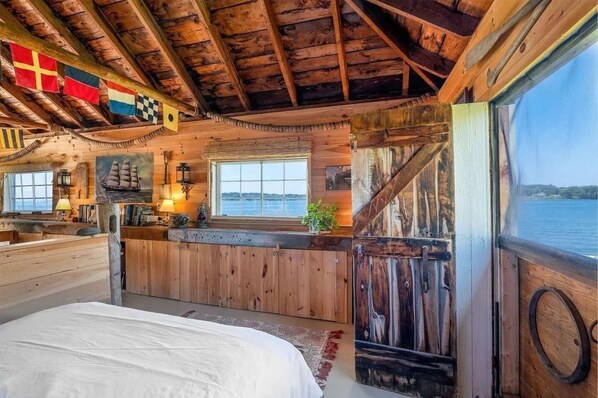 2 bedrooms, desk, travel crib, WiFi