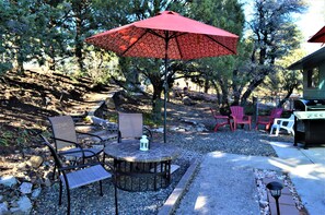 Outdoor dining - REMODELED 3Bd/2Bth TreeTop House -> Downtown Location w/ Views & 5-STAR REVIEWS! (Prescott)