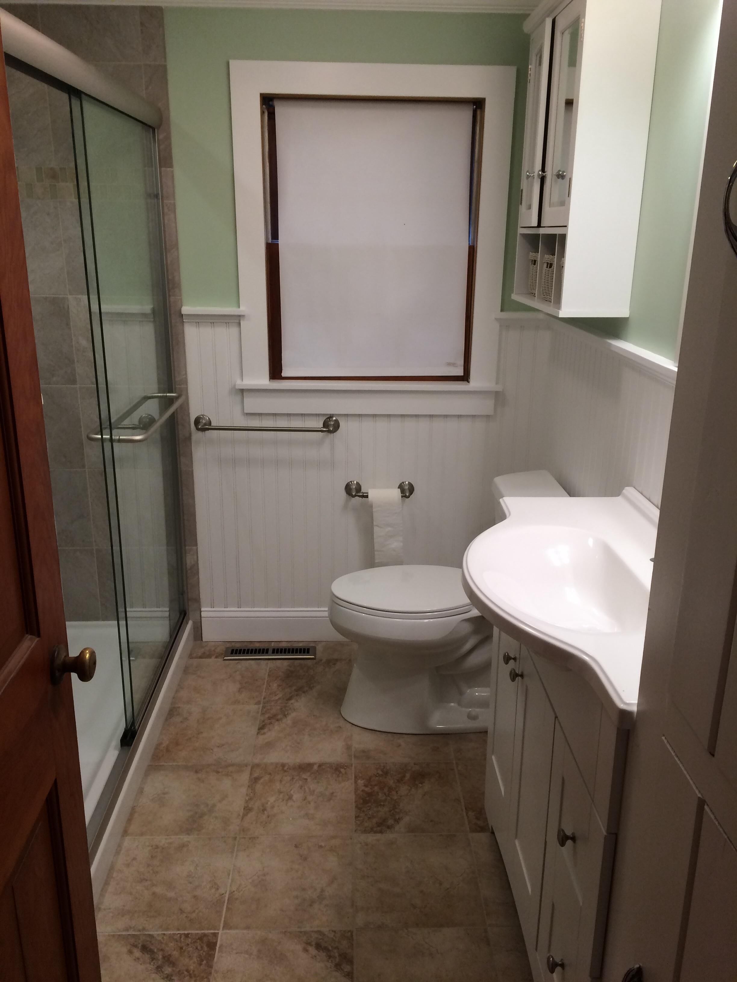 Un baño con inodoro, lavabo y ducha.