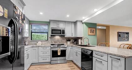 M18 - Spacious 3 bedroom, 2 bath Gulf side condo!