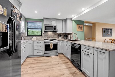 M18 - Spacious 3 bedroom, 2 bath Gulf side condo!