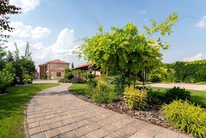 Garden - Apartmanovy dom Villa Ephélia (Dunajska Streda)