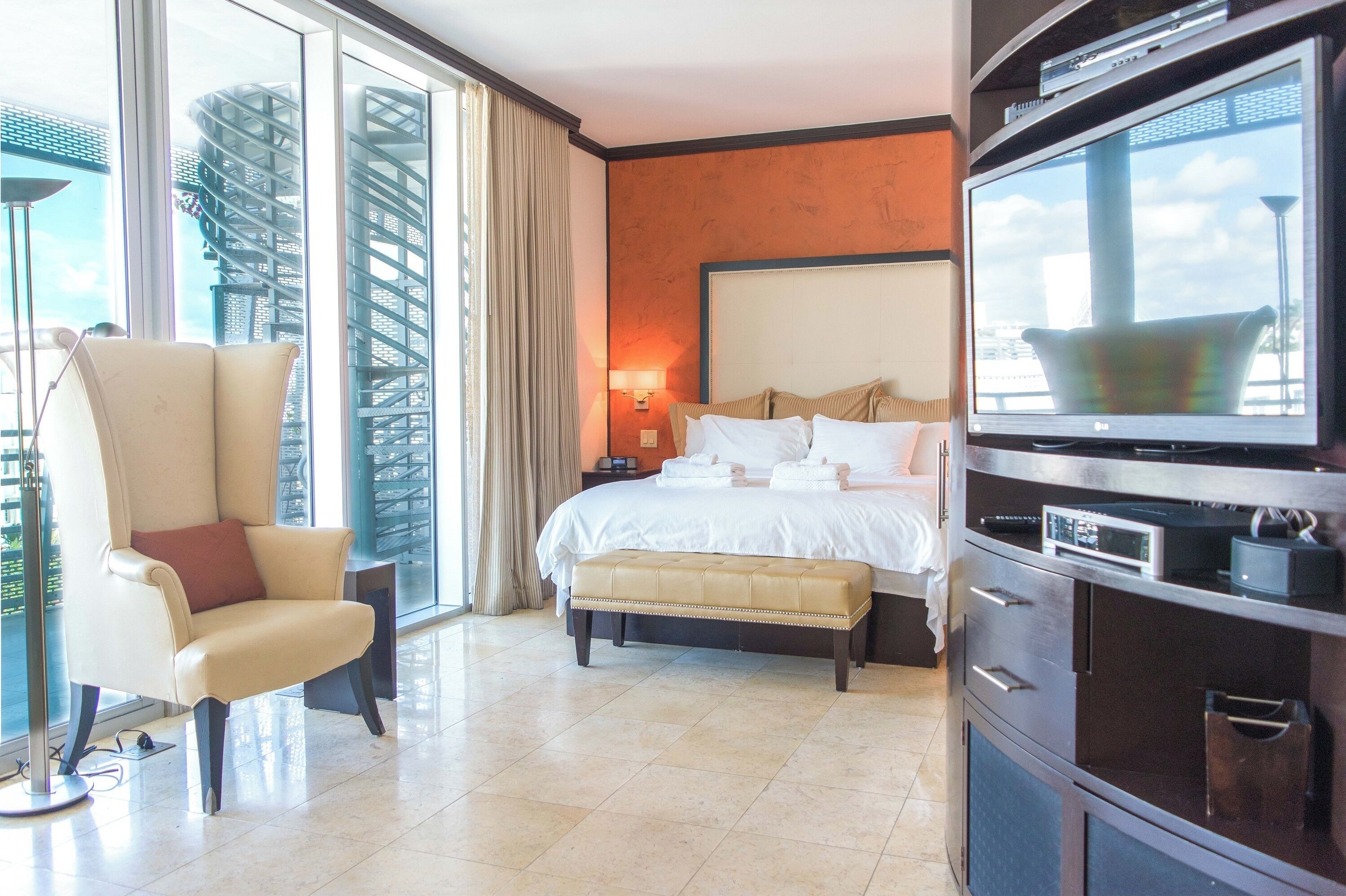 Tabla de planchar con plancha, cuna de viaje y wifi gratis 